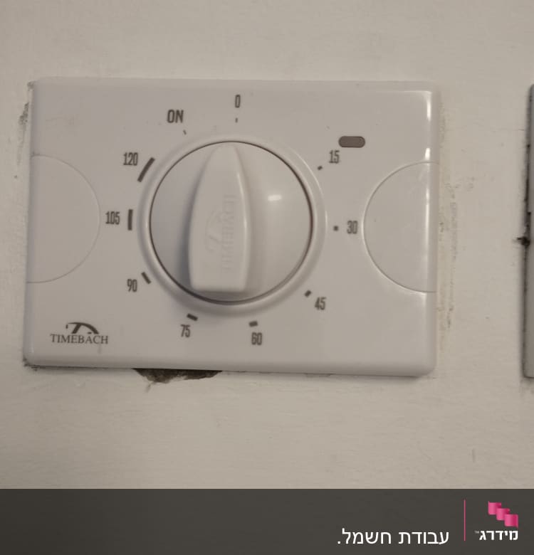 תרמוסטט קיר עם כפתור סיבובי ומד טמפרטורה